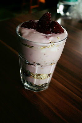 Eine gesunde Ern&auml;hrungsweise spielt in meinem Leben eine sehr gro&szlig;e Rolle. Da ich gerne experimentiere, probiere ich auch immer Neues aus. Das Fr&uuml;hst&uuml;ck ist die wichtigste Mahlzeit am Tag und ich versuche es mir so sch&ouml;n wie m&ouml;glich zu gestalten. Da startet man gleich viel lieber in den Tag :) <br />
Hier seht ihr Himbeer-Magerquark mit Harferflocken - ganz simpel.<br />
Ihr nehmt, je nach Geschmack und Vorliebe, 50-100g Himbeeren und mixt sie mit Magerquark (falls ihr es sehr s&uuml;&szlig; m&ouml;gt, empfehle ich euch Stevia, ein S&uuml;&szlig;ungsmittel, das aus einer Pflanze gewonnen wird). Dannach schichtet ihr einfach abwechselnd den Quark und die Harferflocken und et voil&aacute; fertig ist euer gesundes und gleichzeitig super anzusehendes Fr&uuml;hstr&uuml;ck :)